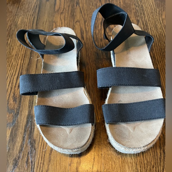 Cushionaire flat form espadrille strappy sandals - Picture 1 of 1